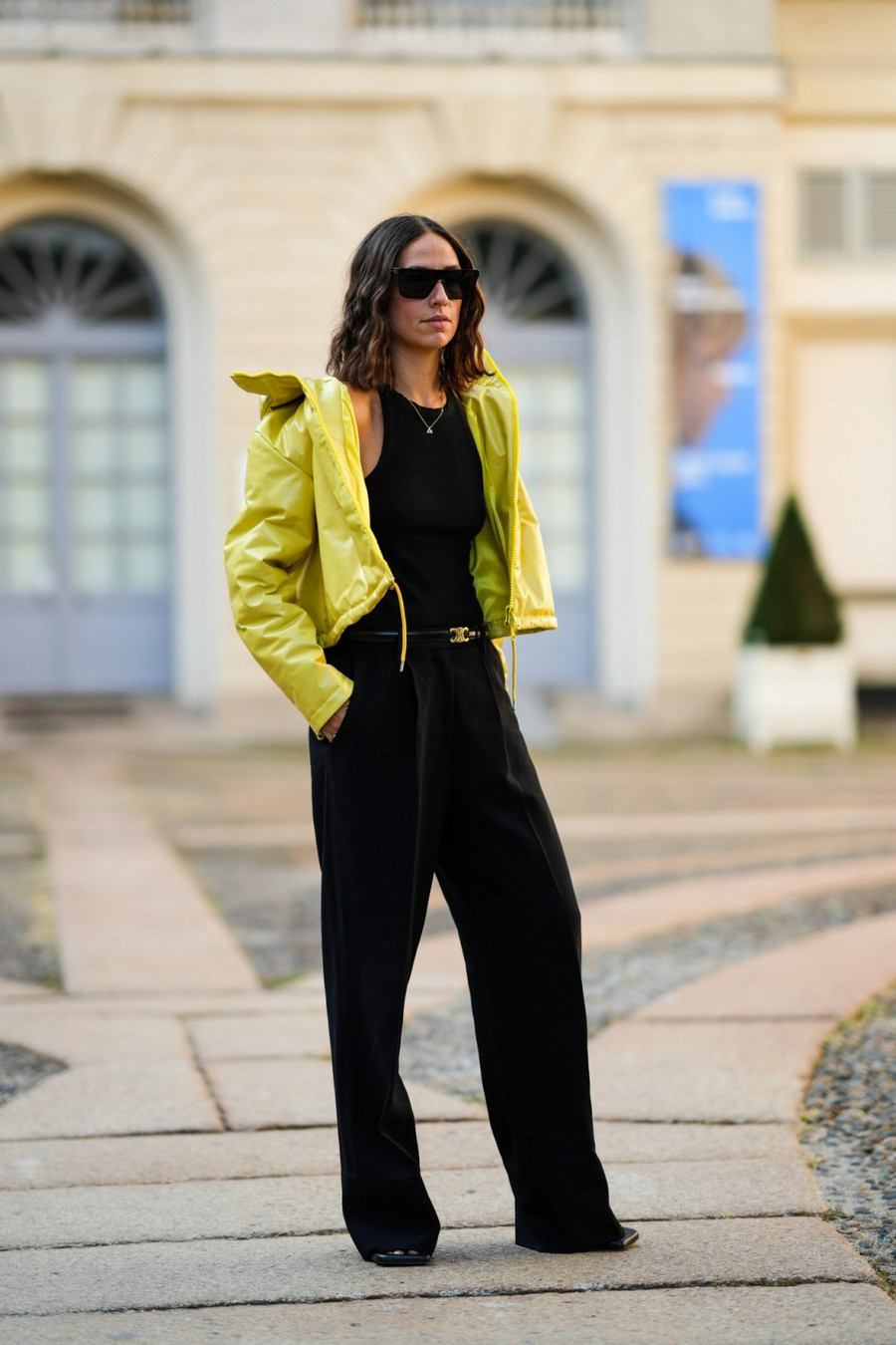  Cách đơn giản nhất để hô biến một bộ đồ đơn giản trở nên sành điệu là điểm xuyết cho chúng bằng chiếc thắt lưng có hình logo thương hiệu mặc cùng áo khoác da bóng màu vàng nổi bật. 