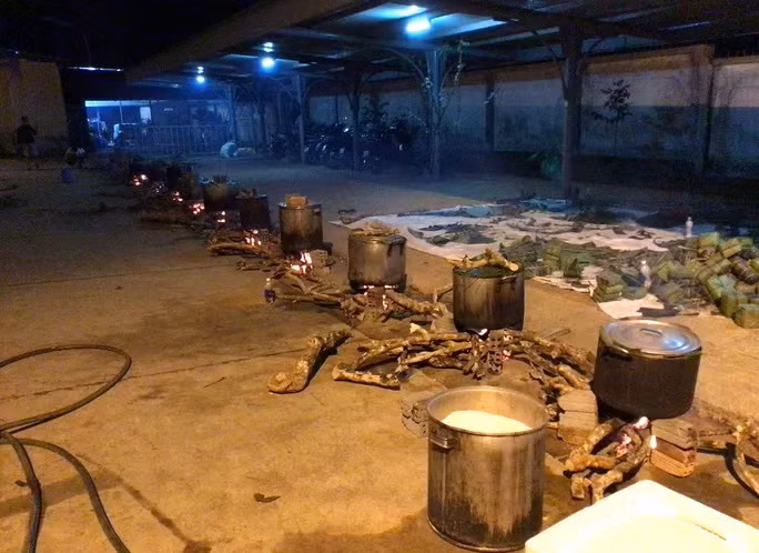 Những nồi bánh chưng nấu tại Trung tâm Y tế huyện Krông Búk