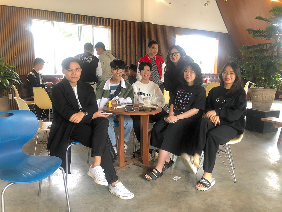 Em Đỗ Ngọc Tân (thứ 2 phải từ phải sang; tổ 13, phường An Phú, thị xã An Khê) gặp gỡ bạn bè trong ngày đầu năm 2021. Ảnh: Ngọc Minh Anh Đỗ Ngọc Tân (thứ 2 phải từ phải sang; tổ 13, phường An Phú, thị xã An Khê) gặp gỡ bạn bè trong ngày đầu năm 2021. Ảnh: Ngọc Minh