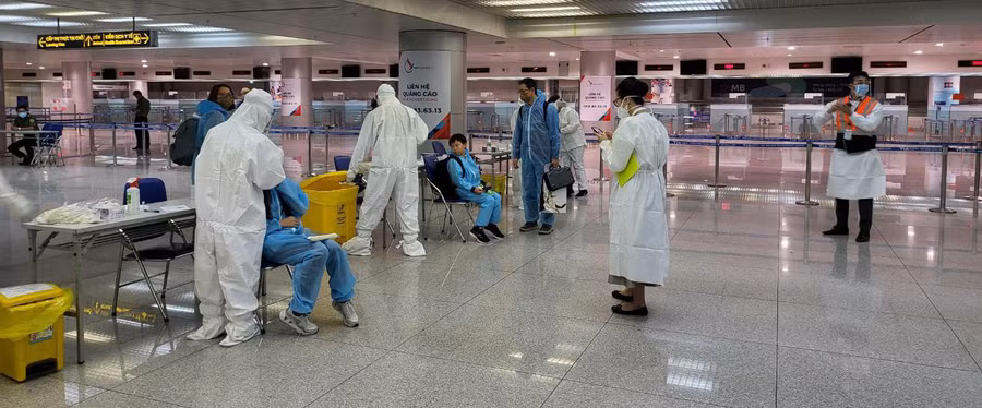 Lấy mẫu xét nghiệm SARS-CoV-2 với hành khách tại sân bay quốc tế Tân Sơn Nhất ngày 1.1. Ảnh: HCDC