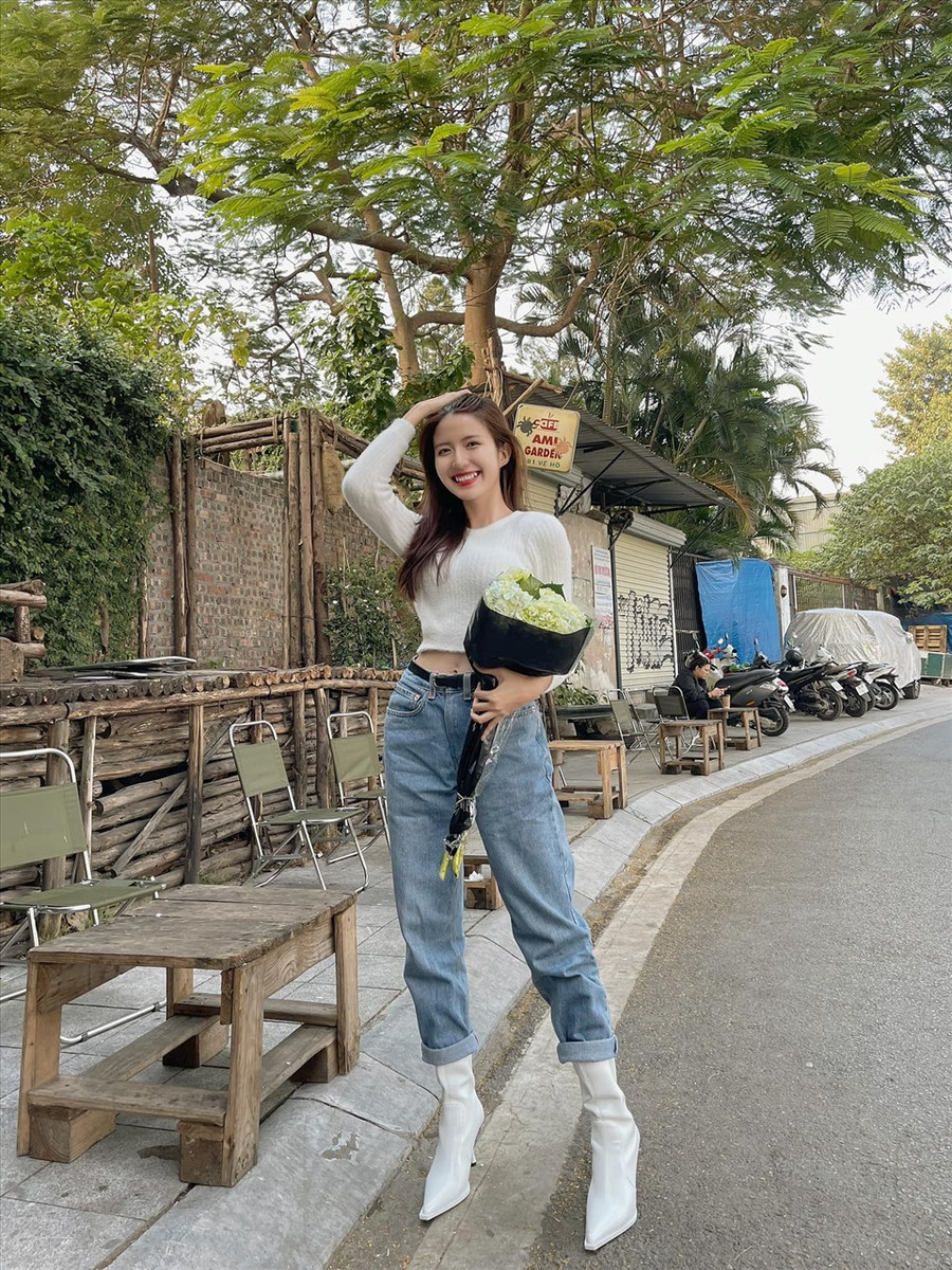  Trong phim, Ngọc Huyền thường trung thành với những trang phục đơn giản, năng động như áo phông, quần yếm, quần jeans... thì ở ngoài đời, phong cách thời trang của nữ diễn viên biến hoá đa dạng hơn. Ảnh: NVCC. 