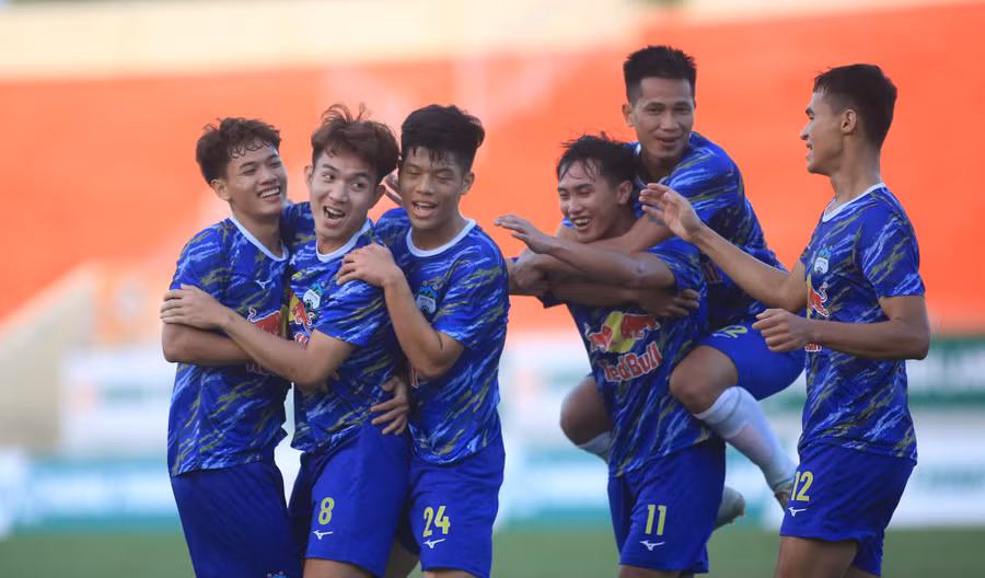 Các cầu thủ trẻ HAGL bước ra ánh sáng nhờ cách dùng người của Kiatisak. Ảnh: Ngọc Linh