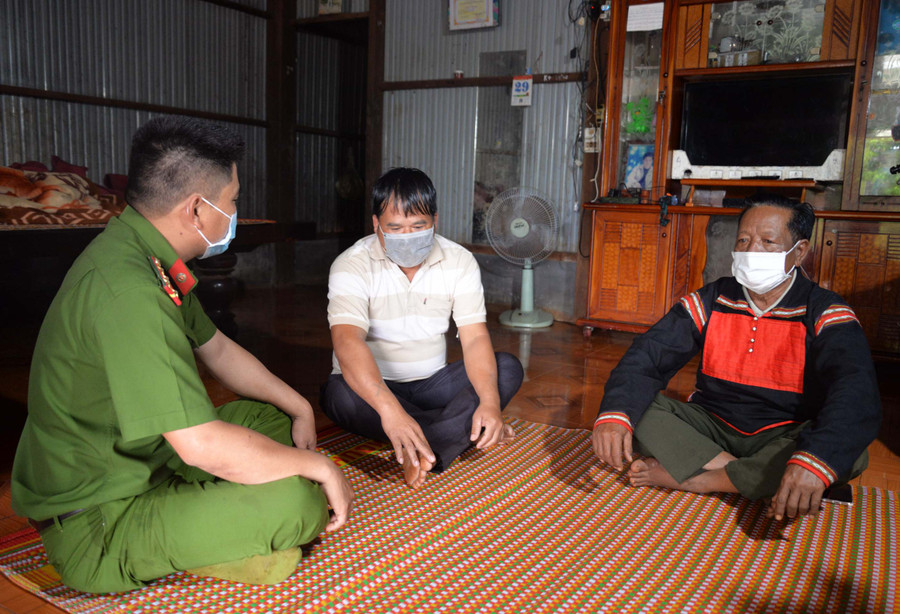 Già làng Rơ Mah Chuyn cùng Công an xã Ia O đến thăm gia đình anh Rơ Mah Sự. Ảnh: Thúy Trinh