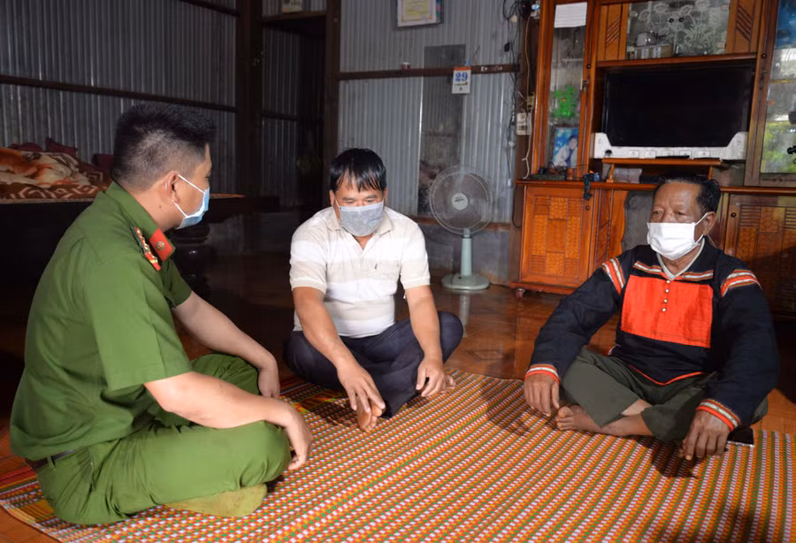 Già làng Rơ Mah Chuyn cùng Công an xã Ia O đến thăm gia đình anh Rơ Mah Sự. Ảnh: Thúy Trinh