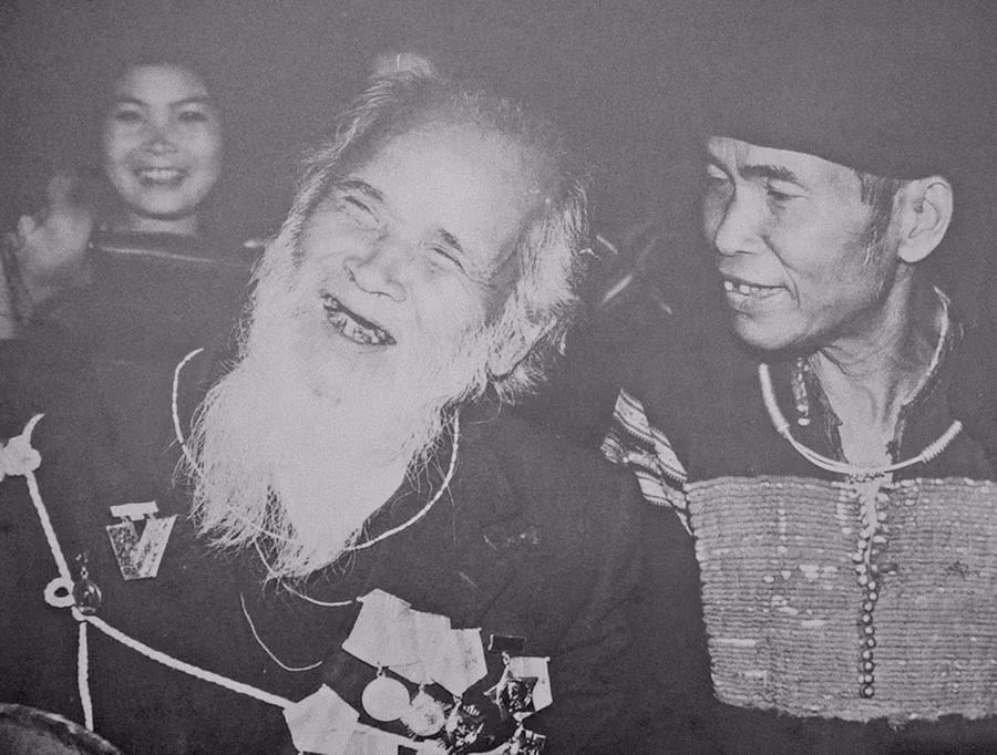 Là một nhân vật huyền thoại nhưng Anh hùng Núp sống vô cùng khiêm tốn và giản dị. Cuộc đời ông đã đi vào văn học với tác phẩm Đất nước đứng lên của nhà văn Nguyên Ngọc (ảnh tư liệu).