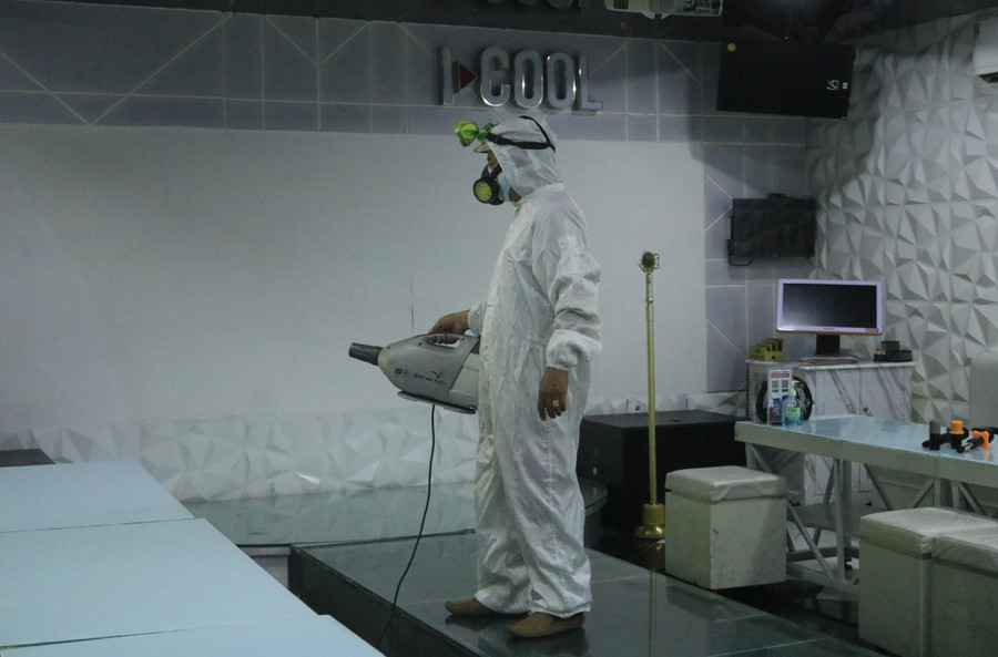 Quán phun khử khuẩn trước ngày mở cửa. Ảnh: Cao An Biên
