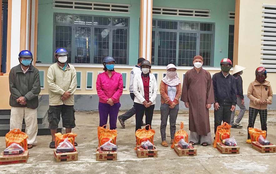 Chùa Minh Thành (TP. Pleiku) tặng quà Tết cho các hộ nghèo và hộ khó khăn trên địa bàn huyện Đak Pơ. Ảnh: Ngọc Anh