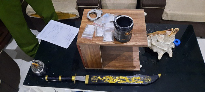  Công an thu giữ nhiều tang vật, trong đó có 1 mã tấu dài nửa mét và 1 chiếc còng số 8