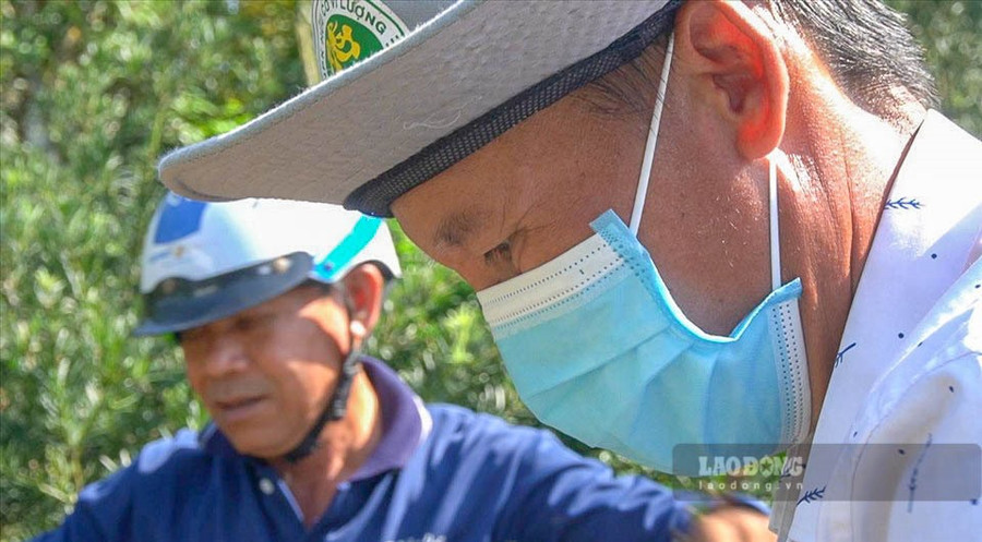  Một cây mai đẹp không chỉ có hoa mà còn mà còn phải xem đến cành lá, tỉ lệ cân đối với dáng ra sao. Với nhiều người, “thợ” sửa mai chỉ đơn giản là 1 người làm vườn chăm cây nhưng với những người yêu nghệ thuật cây cảnh đây là 1 công việc của 1 người nghệ sĩ tạo ra những tác phẩm đẹp cho đời.