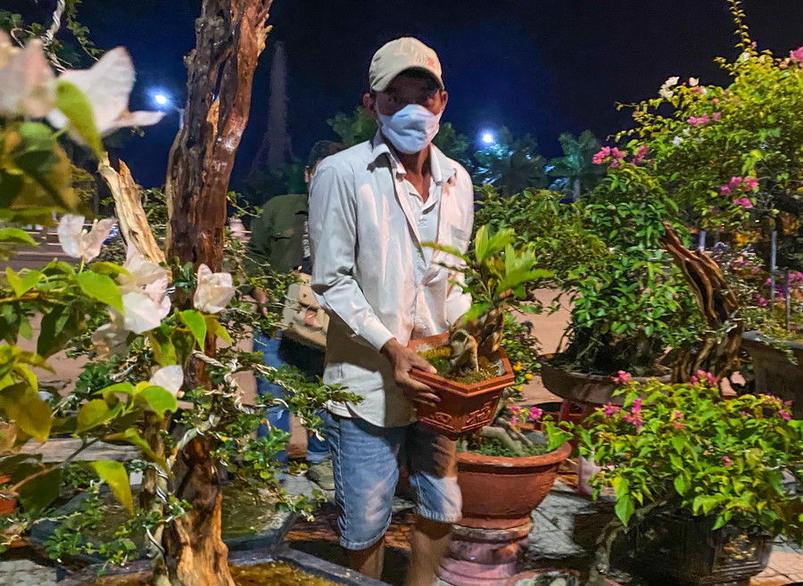 Anh Huỳnh Tấn Sang (quê Phú Yên) lần đầu đến TP.Đà Nẵng bán hoa Tết. Ảnh: Huy Đạt