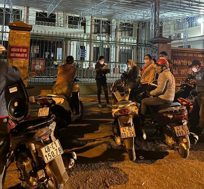 Do quá tải, người dân tới Chi nhánh Văn phòng đăng ký đất đai TP Buôn Ma Thuột từ 4-5 giờ sáng để chờ làm thủ tục mua bán đất đai