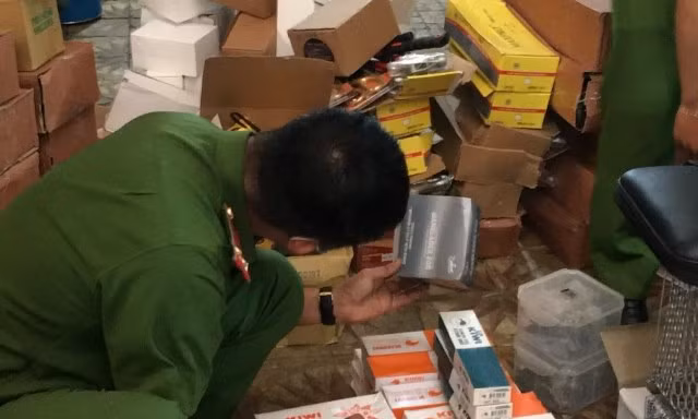 Công an H.Đức Trọng kiểm tra tang vật pháo nổ bị thu giữ. Ảnh: Lâm Viên 