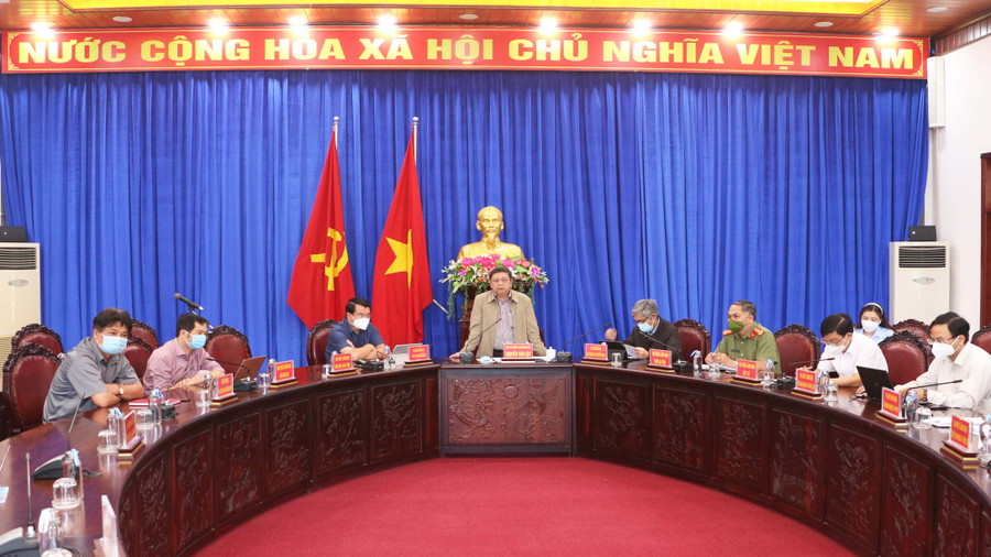 Chánh Văn phòng UBND tỉnh Nguyễn Văn Lộc chủ trì buổi họp báo. Ảnh: Quang Tấn