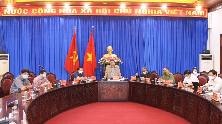 Chánh Văn phòng UBND tỉnh Nguyễn Văn Lộc chủ trì buổi họp báo. Ảnh: Quang Tấn