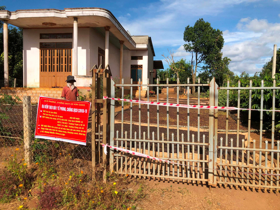 Gia đình bà Sắp (làng Krăi, xã Kon Gang, huyện Đak Đoa) sau khi viếng đám tang chồng bà Sen về phải thực hiện cách ly tại nhà. Ảnh: Đinh Yến