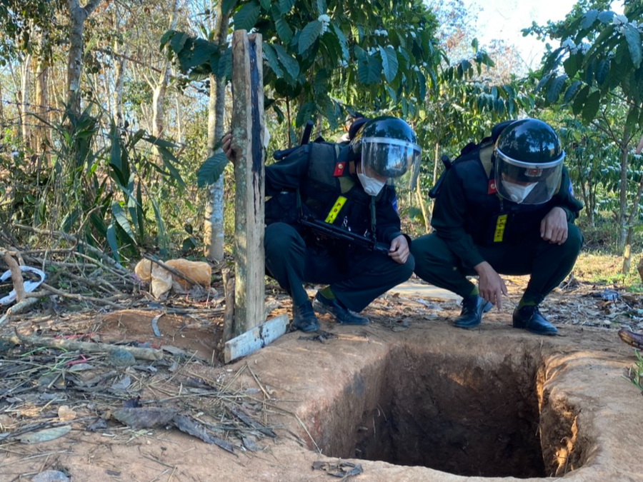 Nhóm người đào những hầm sâu 20m để đào vàng. Ảnh: Đức Nhật Nhóm người đào những hầm sâu 20m để đào vàng. Ảnh: Đức Nhật