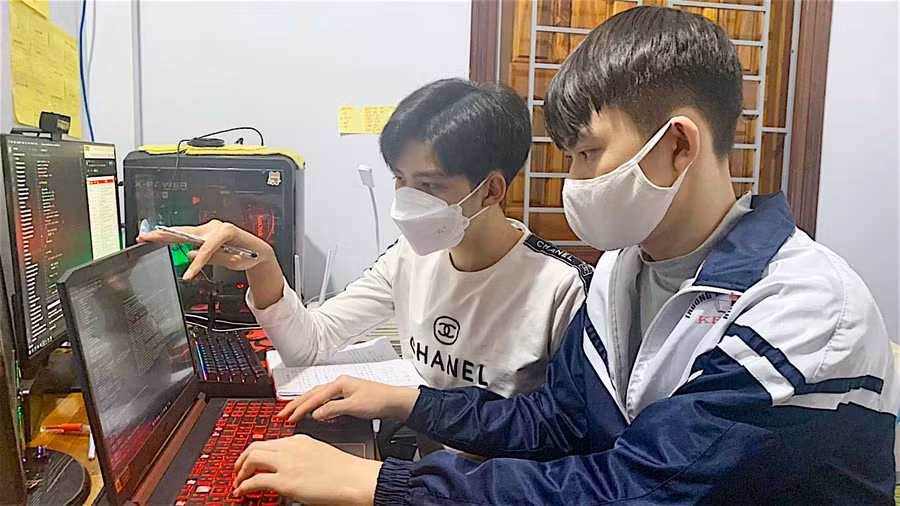 Em Huỳnh Quang Linh (bên trái) và em Đặng Thành Tuấn cùng nghiên cứu mô hình “Mã nguồn mở về trí tuệ nhân tạo hỗ trợ người khiếm thị”. Ảnh: Mộc Trà