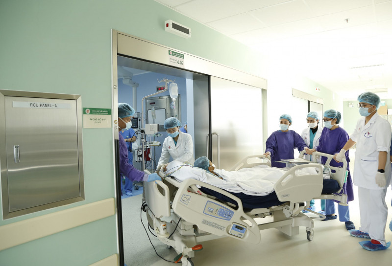 Đưa cháu bé 13 tuổi vào phòng phẫu thuật