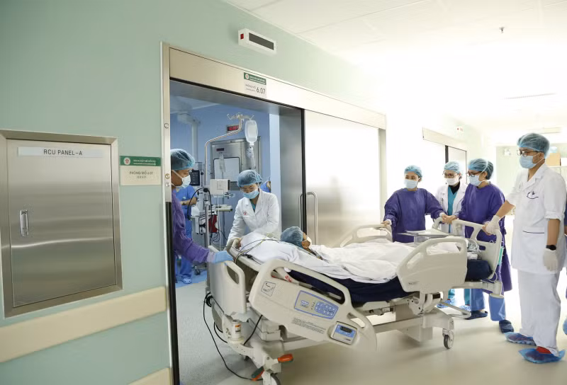 Đưa cháu bé 13 tuổi vào phòng phẫu thuật