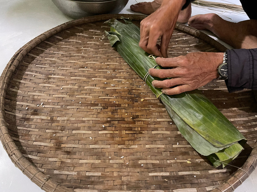 Bánh được ba gói chặt bằng lạt tre do ba tự chẻ. Ảnh: Hoa Nữ