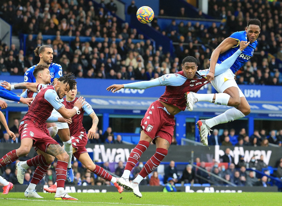 Everton (áo xanh) tiếp tục sa sút. Ảnh: AFP