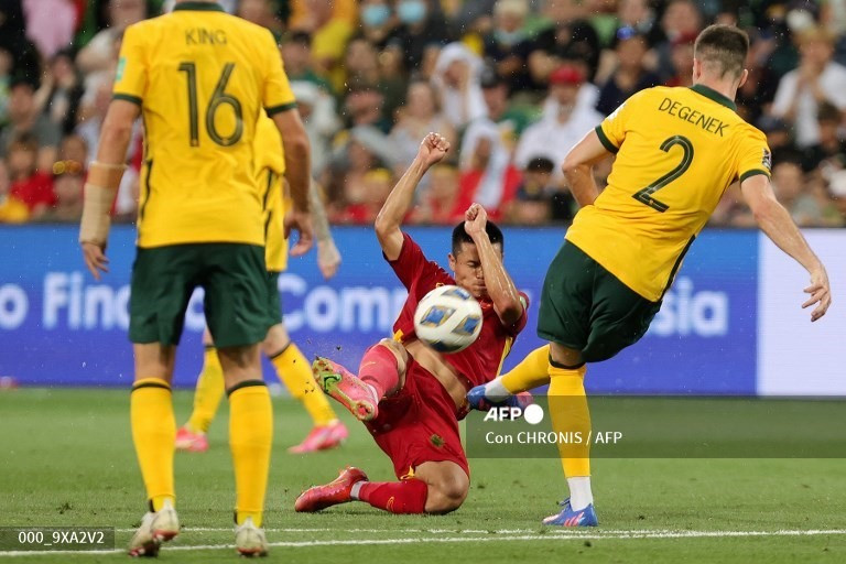 Tuấn Hải rất nhiệt trong các pha theo bóng, mang đến sinh khí mới cho cách chơi của đội tuyển. Ảnh: AFP