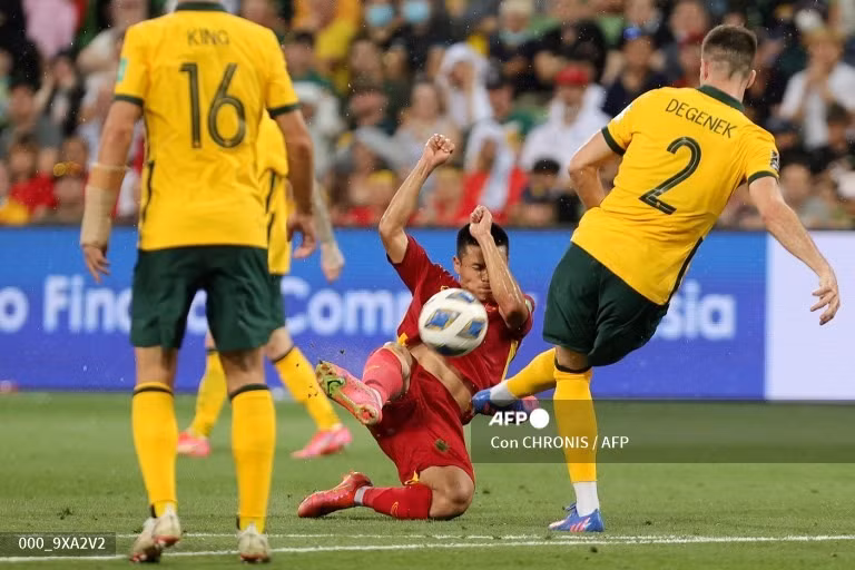 Tuấn Hải rất nhiệt trong các pha theo bóng, mang đến sinh khí mới cho cách chơi của đội tuyển. Ảnh: AFP