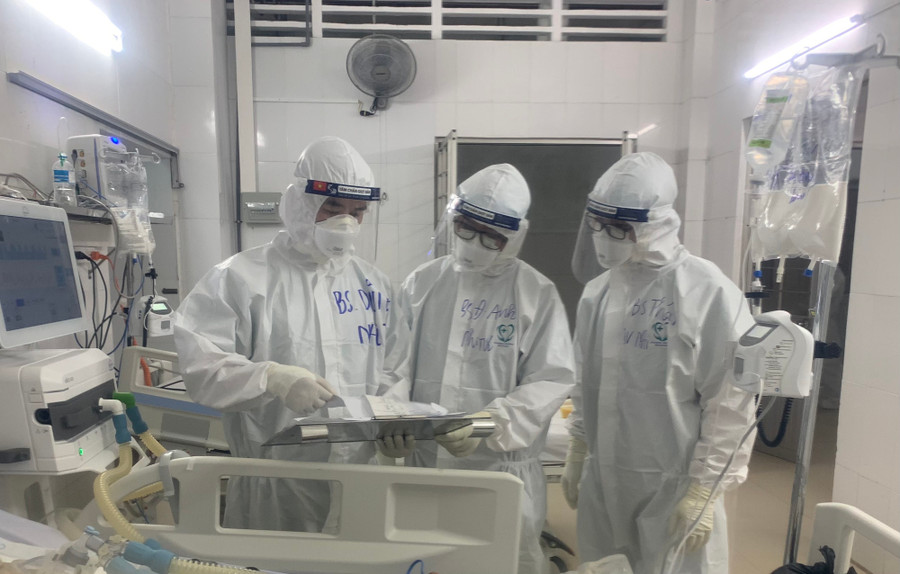  Các y bác sĩ Bệnh viện Nhi TW cùng đồng nghiệp Bệnh viện đa khoa Vĩnh Long trao đổi phương án điều trị người bệnh COVID-19 tại Trung tâm hồi sức tích cực tỉnh Vĩnh Long Ảnh: BSCC