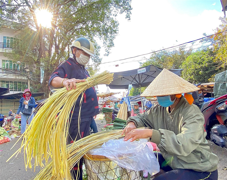 Chị Puih Thiếu (bìa phải; làng Klăh 1, xã Ia Der, huyện Ia Grai) phấn khởi vì có được nguồn thu nhập khá từ việc bán lạt lồ ô những ngày giáp Tết. Ảnh: Mộc Trà