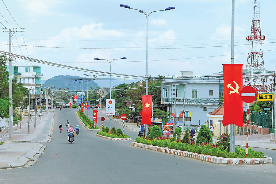 Huyện Chư Sê tiếp tục đầu tư xây dựng cơ sở hạ tầng theo hướng đạt các tiêu chí đô thị loại III. Ảnh: Minh Nguyễn Huyện Chư Sê tiếp tục đầu tư xây dựng cơ sở hạ tầng theo hướng đạt các tiêu chí đô thị loại III. Ảnh: Minh Nguyễn