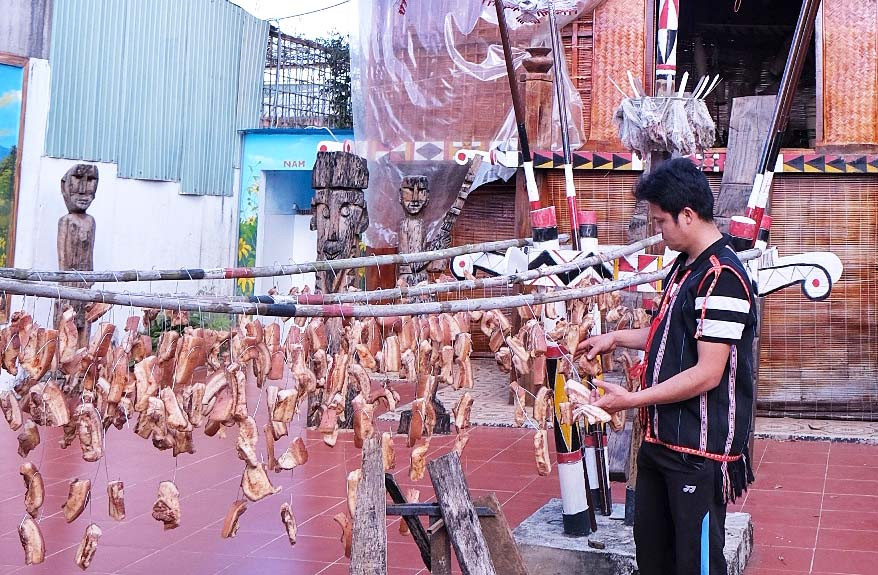 Quán nghệ nhân Ksor Hnao chuẩn bị ẩm thực truyền thống phục vụ khách du xuân. Ảnh: Minh Châu Quán nghệ nhân Ksor Hnao chuẩn bị ẩm thực truyền thống phục vụ khách du xuân. Ảnh: Minh Châu