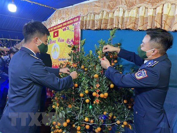  Các cán bộ, chiến sỹ trang trí chuẩn bị đón Tết trên Tàu Cảnh sát biển 2013, Hải đội 202. (Ảnh: Thanh Thủy/TTXVN)