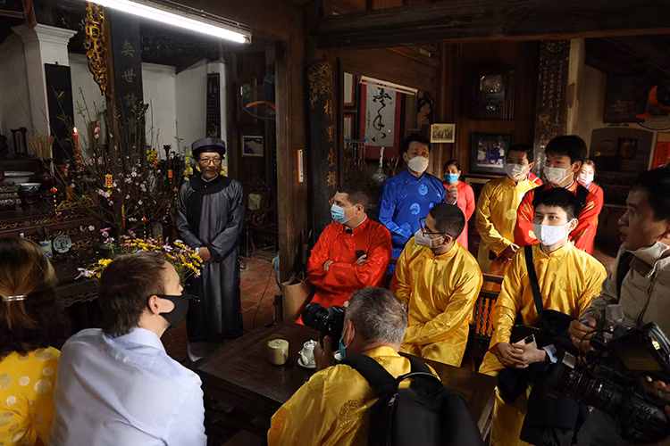 Nhiều công trình kiến trúc nhà ở, di tích đặc sắc còn duy trì lối sống mang đậm nét truyền thống văn hóa của dân tộc Việt.