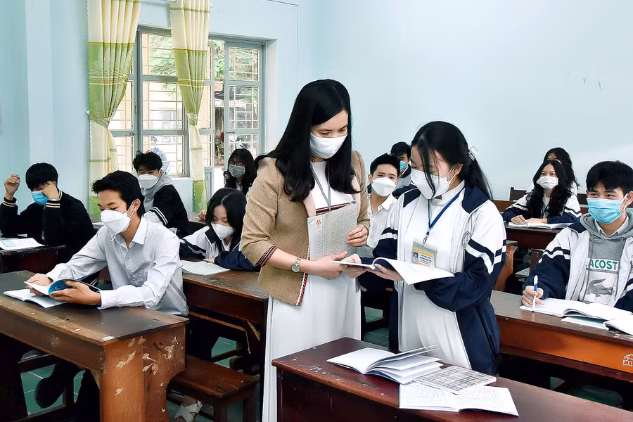 Sau một thời gian học trực tuyến, học sinh lớp 12 ở TP. Pleiku trở lại trường học trực tiếp cùng thầy cô, bạn bè. Ảnh: Đức Thụy