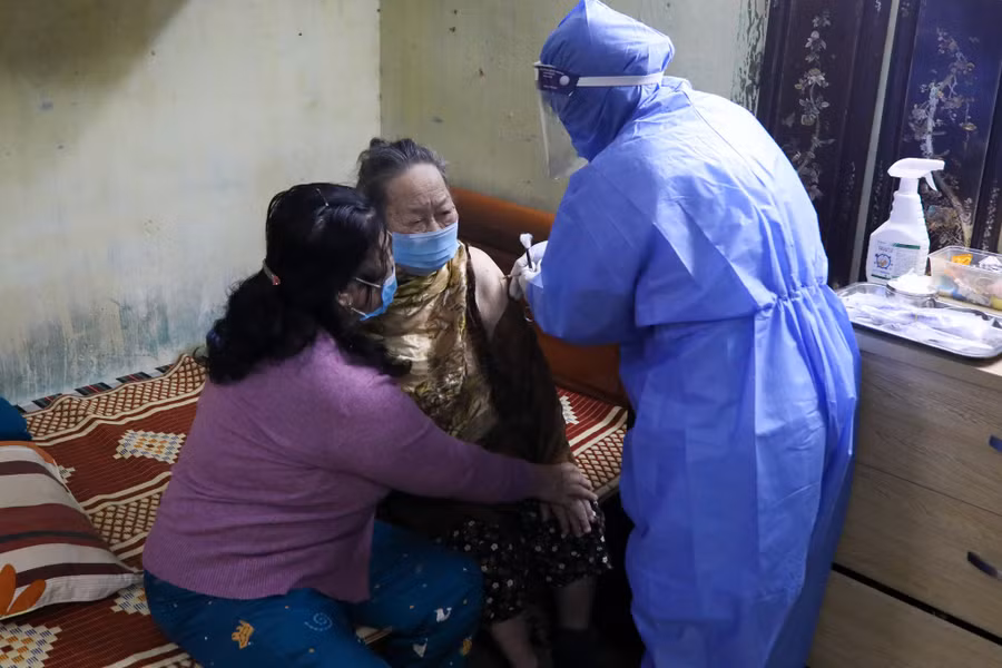 Nhân viên y tế đến nhà tiêm vắc xin Covid-19 cho người cao tuổi tại Hà Nội. Ảnh: Đậu Tiến Đạt