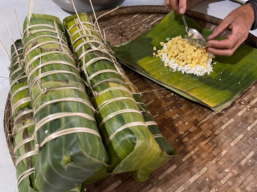 Những đòn bánh tét ba cẩn thận gói chiều cuối năm. Ảnh: Hoa Nữ