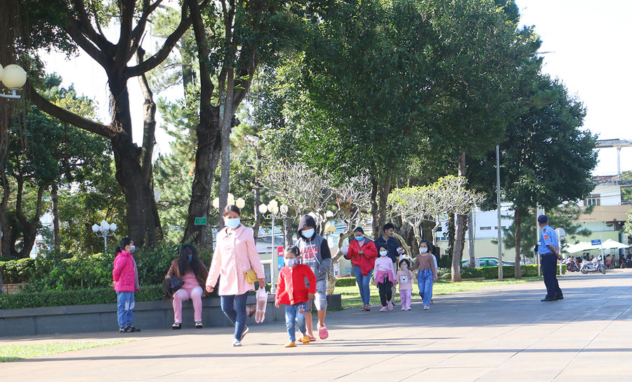 Thay vì chọn đi du lịch ngoại tỉnh như những năm trước thì Tết Dương lịch năm nay, nhiều gia đình chọn những danh lam, thắng cảnh của Gia Lai để vui lễ. Quang Tấn