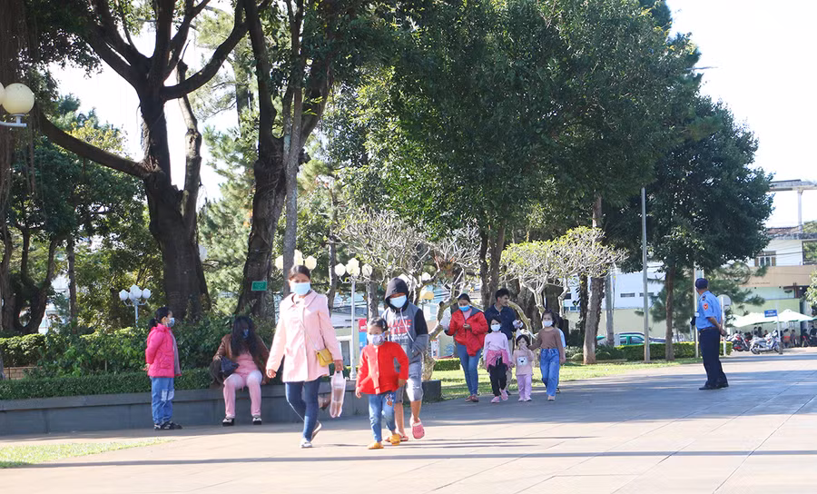 Thay vì chọn đi du lịch ngoại tỉnh như những năm trước thì Tết Dương lịch năm nay, nhiều gia đình chọn những danh lam, thắng cảnh của Gia Lai để vui lễ. Quang Tấn