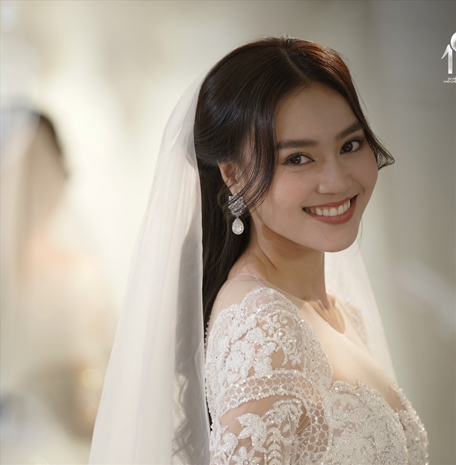 Cả ba diễn viên đều sinh năm 1990, là thế hệ ngọc nữ đáng chú ý trên màn ảnh. Với riêng Ninh Dương Lan Ngọc, cô là cái tên bảo chứng thành công cho các bộ phim điện ảnh, các gameshow truyền hình. Cô sở hữu ngoại hình xinh đẹp, tinh thần làm việc cần cù và không ngừng phấn đấu hoàn thiện bản thân. Cả ba diễn viên đều sinh năm 1990, là thế hệ ngọc nữ đáng chú ý trên màn ảnh. Với riêng Ninh Dương Lan Ngọc, cô là cái tên bảo chứng thành công cho các bộ phim điện ảnh, các gameshow truyền hình. Cô sở hữu ngoại hình xinh đẹp, tinh thần làm việc cần cù và không ngừng phấn đấu hoàn thiện bản thân.