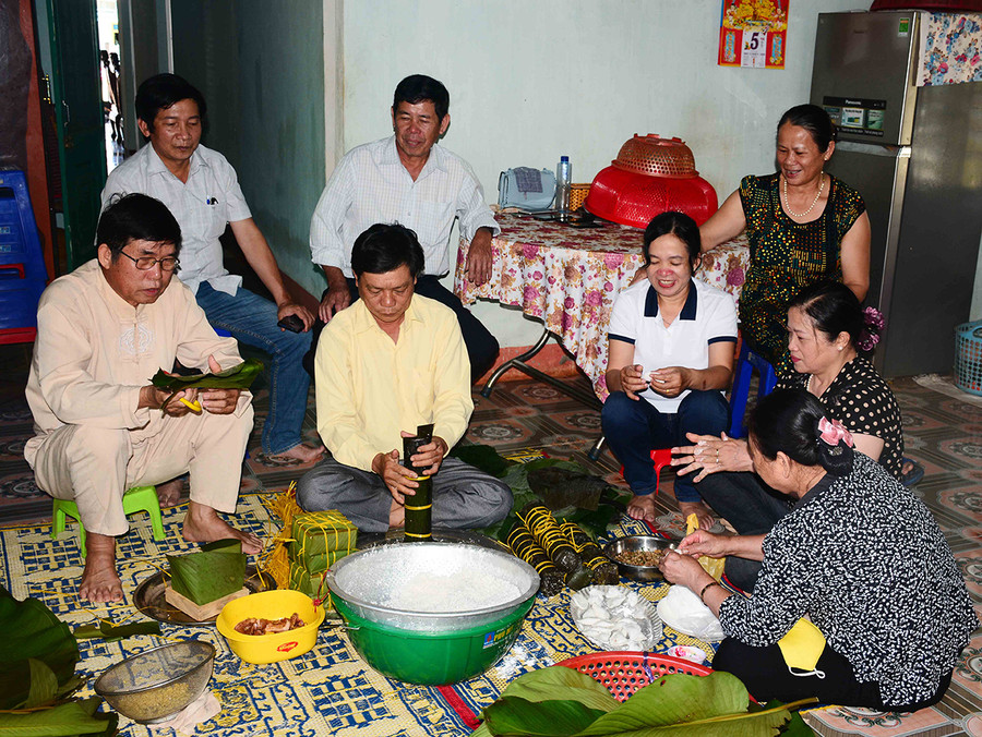 Người dân Quảng Trị ở phố núi Pleiku gói bánh chuẩn bị đón năm mới. Ảnh: Lê Quang Hồi