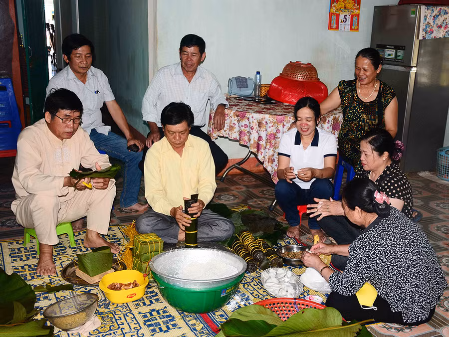 Người dân Quảng Trị ở phố núi Pleiku gói bánh chuẩn bị đón năm mới. Ảnh: Lê Quang Hồi