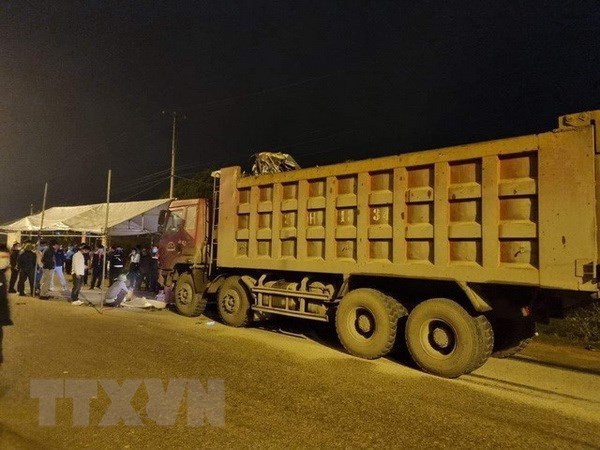 Hiện trường vụ tai nạn tại tỉnh Thanh Hóa vào tối 12/1. (Ảnh: TXVN phát)