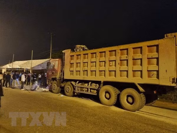 Hiện trường vụ tai nạn tại tỉnh Thanh Hóa vào tối 12/1. (Ảnh: TXVN phát)