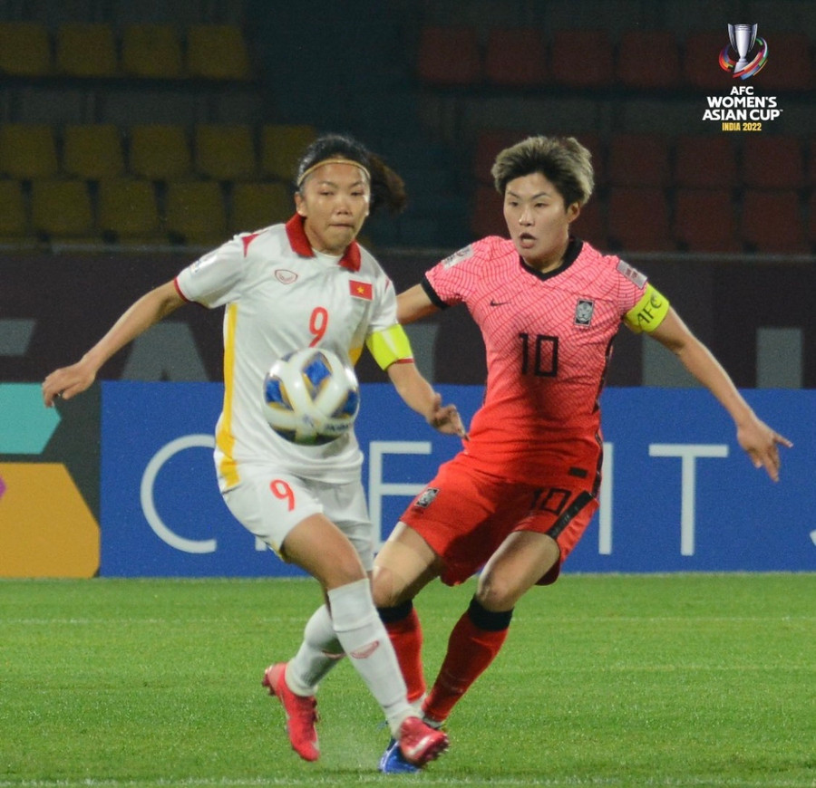 Huỳnh Như (trái) cùng tuyển nữ Việt Nam nhắm đến mục tấm vé vào tứ kết dành cho đội hạng ba có thành tích tốt. Ảnh: AFC