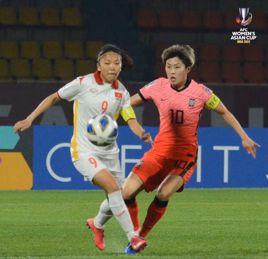 Huỳnh Như (trái) cùng tuyển nữ Việt Nam nhắm đến mục tấm vé vào tứ kết dành cho đội hạng ba có thành tích tốt. Ảnh: AFC