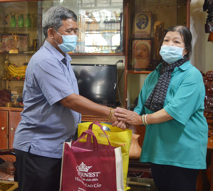 Phó Chủ tịch Ủy ban MTTQ Việt Nam tỉnh Đinh Ngọc Hải (thứ 3 từ phải qua) thăm, chúc mừng Ban Đại diện Tin lành tỉnh. Ảnh: Kỳ Anh