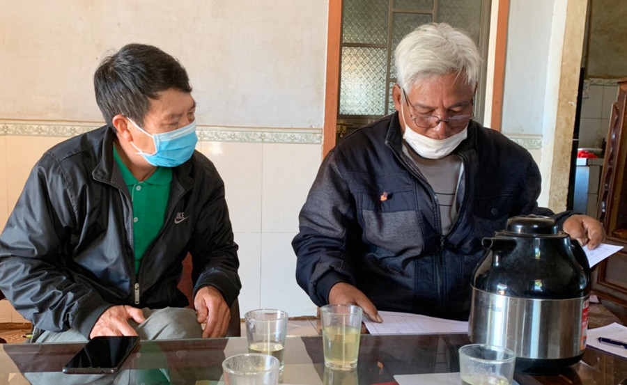 Thành viên Tổ hòa giải thôn Piơm (thị trấn Đak Đoa) trao đổi công việc. Ảnh: R'Ô HOK Thành viên Tổ hòa giải thôn Piơm (thị trấn Đak Đoa) trao đổi công việc. Ảnh: R'Ô HOK