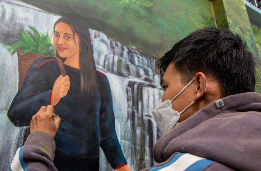  Hoàn chỉnh bức bích họa vẻ đẹp thiếu nữ Ê đê...