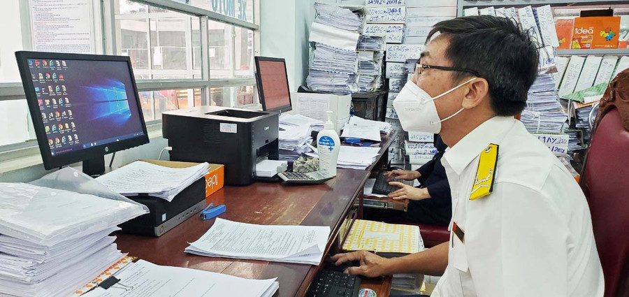 Cán bộ công chức Chi cục Thuế TP. Pleiku đặt quyết tâm phấn đấu đạt số thu ngân sách cao nhất trong tháng đầu, quý đầu tiên của năm 2022. Ảnh: Sơn Ca