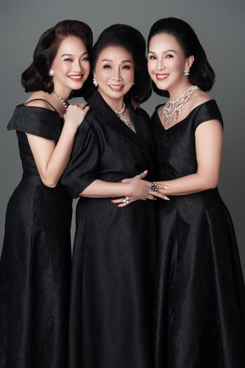 NSND Bạch Tuyết thanh lịch với thiết kế tay bồng mang hơi hướng cổ điển. Giọng ca Thái hậu Dương Vân Nga tạo ấn tượng với mái tóc chải phồng, trang điểm trẻ trung với tông cam làm chủ đạo. Trong khi đó, NSND Lê Khanh lại quyến rũ với phần thân váy có chi tiết cut-out tinh tế, trông vừa gợi cảm nhưng không mất đi sự thanh lịch. Còn 